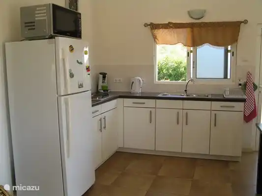 Cuisine ouverte entièrement équipée.