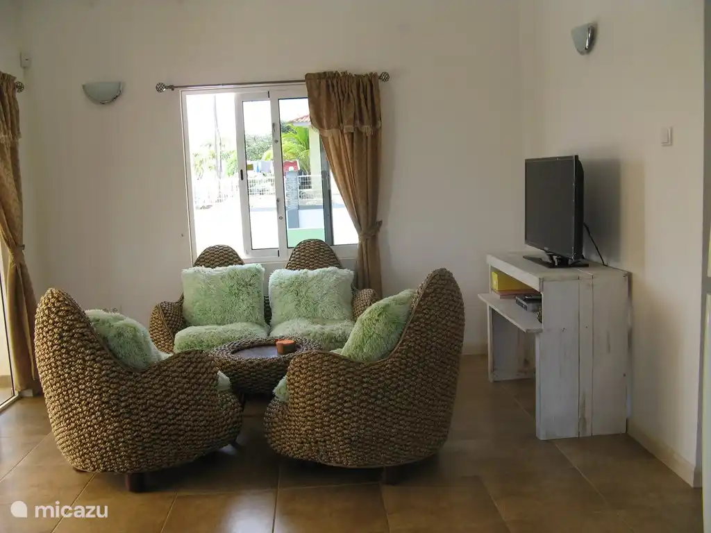 Séjour, avec TV écran plat, Internet (Wifi) et ventilateur au plafond.