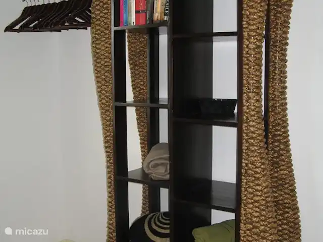 Villapark Fontein A27 huren in Curaçao, Banda Abou (west), Fontein - vakantiehuis Open kledingkast in beide slaapkamers, incl. linnengoed.