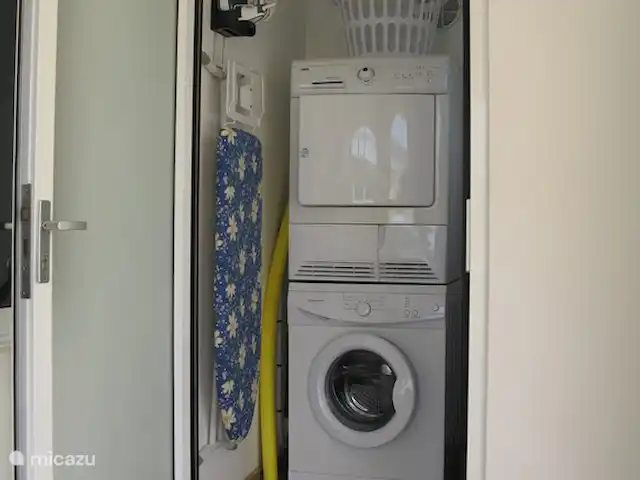 Villapark Fontein A27 huren in Curaçao, Banda Abou (west), Fontein - vakantiehuis Berging met wasmachine, condensdroger, losse droogrek, strijkplank en -ijzer.