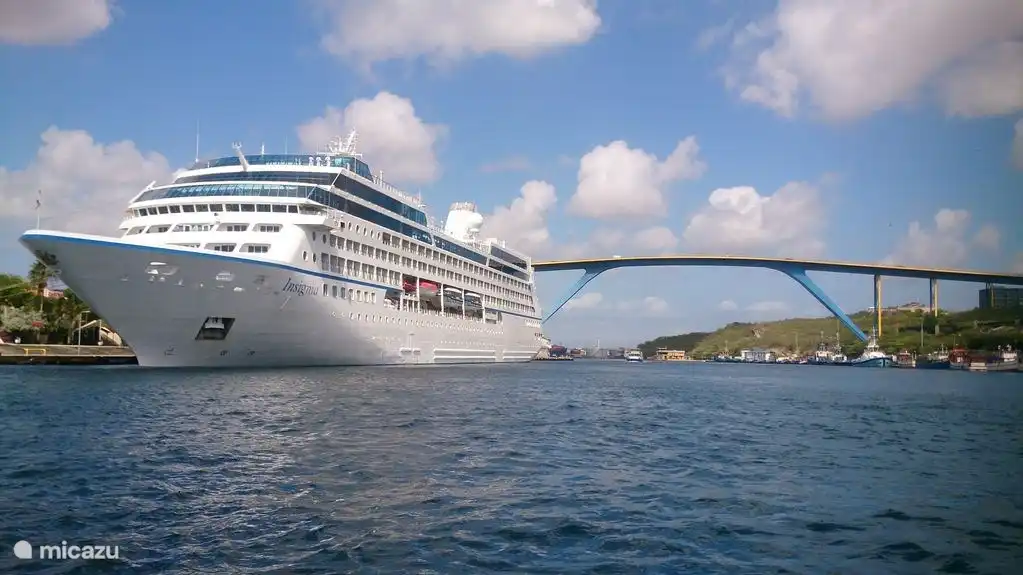 L'un des nombreux navires de croisière qui visitent notre île, avec le pont Queen Juliana en arrière-plan.