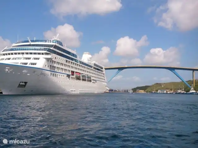Villapark Fontein A27 huren in Curaçao, Banda Abou (west), Fontein - vakantiehuis Één van de vele Cruiseschepen die ons eiland bezoekt, met in de achtergrond de Koningin Julianabrug.