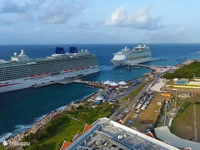 Villapark Fontein A27 huren in Curaçao, Banda Abou (west), Fontein - vakantiehuis De 1ste en 2de Megapier. Op 13 oktober 2017 kwam voor het eerst een Cruiseschip aan de 2de Megapier. De pier dient in staat te zijn om de grootste Cruiseschepen ter wereld te laten aanmeren!