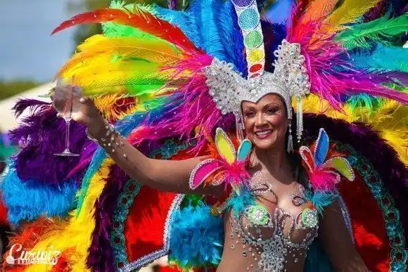 Le carnaval de Curaçao est l'événement culturel le plus important de l'île. Les célébrations du carnaval commencent avec le festival de Tumba début janvier et se terminent la veille du mercredi des Cendres. Le carnaval est un mélange de fêtes de rue, de théâtre, d'art, de culture, d'histoire et de folklore.