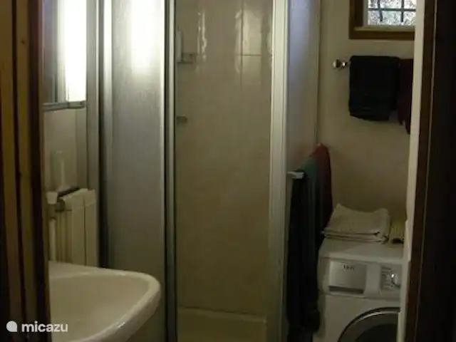 bungalow huren in Frankrijk, Hérault, Vacquières – Bungalow Claret badkamer met wastafel, douche en wasmachine