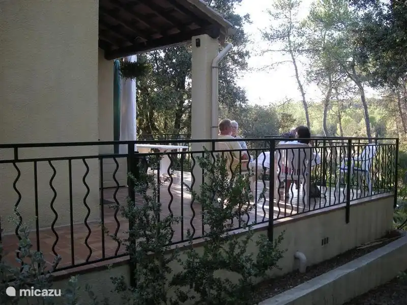 Seite Terrasse
Die Terrasse ist sehr geräumig und teilweise überdacht. Hier können Sie die Sonne und den freien Blick genießen können. Neben einem kleinen und großen Tisch sitzen und Liegesitze mit passenden Kissen.


