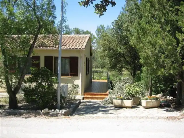 bungalow huren in Frankrijk, Hérault, Vacquières – Bungalow Claret Vooraanzicht: naast de bungalow zijn twee parkeerplaatsen, zodat u de auto of auto's naast de deur kunt zetten.