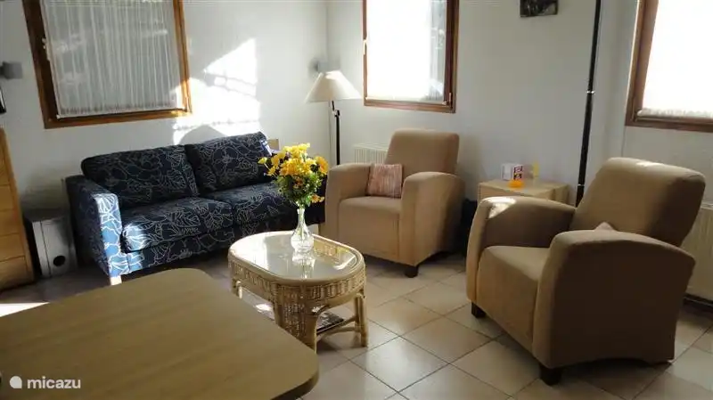 Vom Wohnzimmer mit direktem Blick auf die Terrasse. Sie können in Ruhe ein Buch zu lesen, aber hier gibt es auch eine TV Sie beobachten können. Niederländischen Kanälen Das Wohnzimmer verfügt über eine Klimaanlage. Darüber hinaus ist die Hütte ein Lebenslauf für die kälteren Tage.