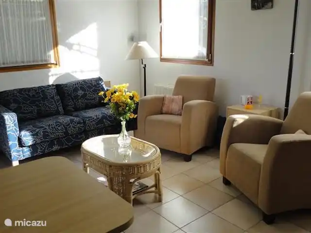 bungalow huren in Frankrijk, Hérault, Vacquières – Bungalow Claret Vanuit de woonkamer kijkt u direct op het terras. U kunt hier rustig een boekje lezen maar er is ook een televisie waarop u de Nederlandse zenders kunt bekijken. In de woonkamer is een airco aanwezig. Daarnaast heeft het huisje een CV voor de wat frissere dagen.
