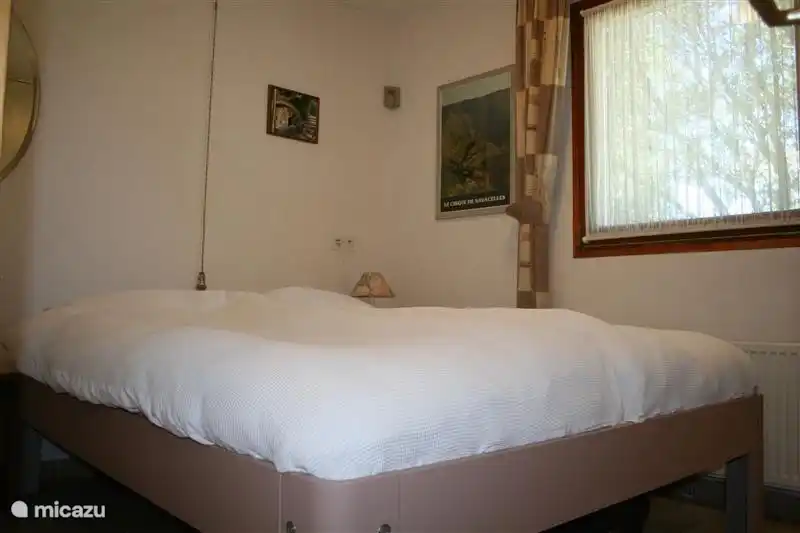 Das Haus hat zwei separate Schlafzimmer. Das erste Schlafzimmer hat ein Doppelbett (mit zwei getrennten Matratzen von 0,80 x 2,00 Meter). Die Betten sind manuell einstellbar. Beide Schlafzimmer haben viel Stauraum.