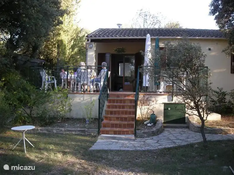 Von der Terrasse aus durch eine breite Steintreppe mit Geländer erreicht ist. Garten Sie haben freie Sicht und hier kann man in der Sonne oder unter dem Sonnenschirm zu sitzen.