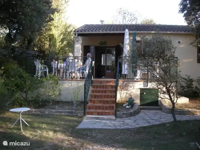 bungalow huren in Frankrijk, Hérault, Vacquières – Bungalow Claret Vanaf het terras is de tuin te bereiken via een brede stenen trap met leuningen. U heeft vrij uitzicht en hier kunt u heerlijk in de zon of onder de parasol zitten.