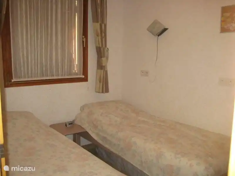 laapkamer 2: Das zweite Schlafzimmer hat zwei Einzelbetten 1 (auch 0,80 x 2,00 Meter). Die Betten sind manuell einstellbar. Beide Schlafzimmer haben viel Stauraum.