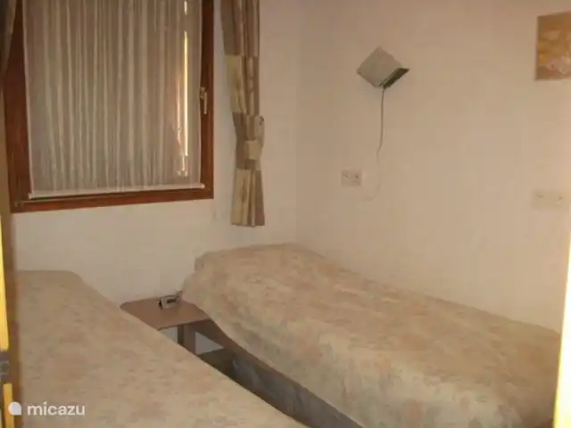 bungalow huren in Frankrijk, Hérault, Vacquières – Bungalow Claret laapkamer 2: de tweede slaapkamer heeft twee 1 persoonsbedden (ook 0,80 x 2.00 meter). De bedden zijn handmatig verstelbaar. In beide slaapkamers is veel kastruimte.