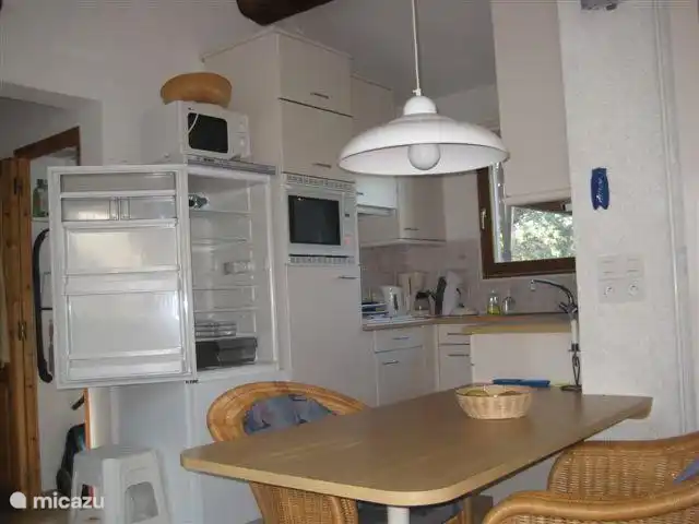 bungalow huren in Frankrijk, Hérault, Vacquières – Bungalow Claret De keuken is van alle gemakken voorzien: koelkast, diepvriezer, 4 pits gasstel, magnetron, oven, koffiezetapparaat, senseo- apparaat, pannen, keukengerei, servies en ruime opbergmogelijkheden.