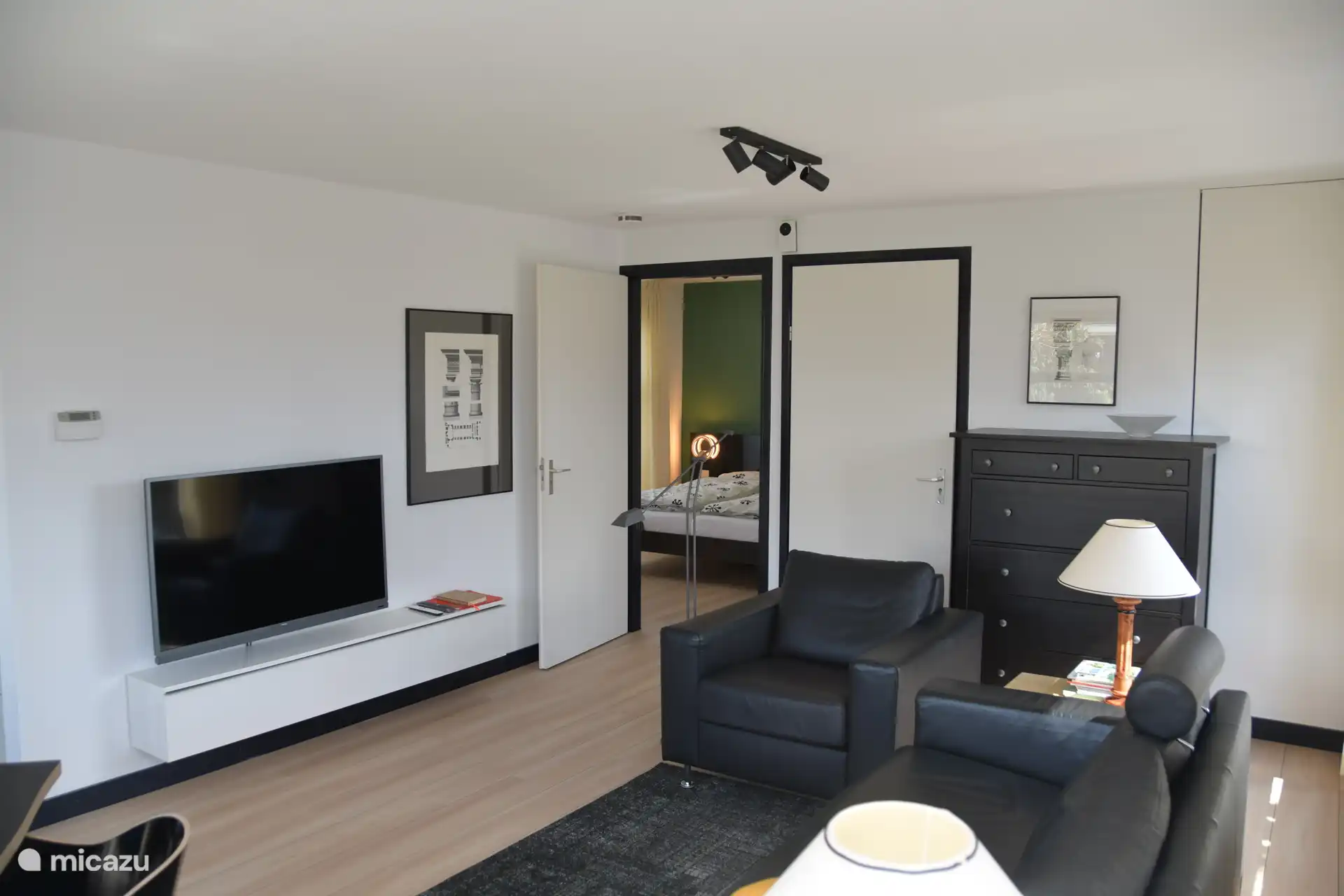 Woonkamer, met zicht op de slaapkamer
