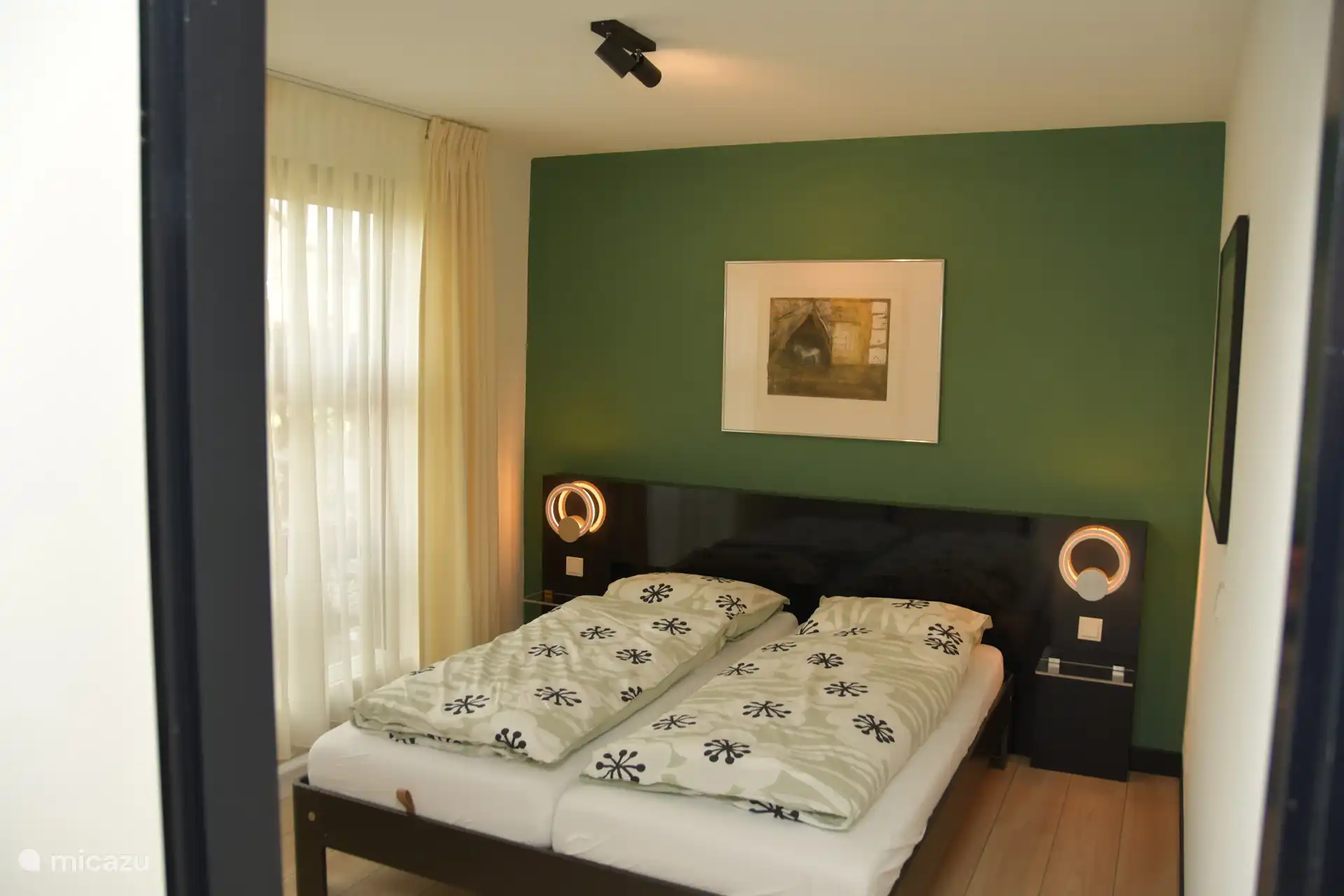 Slaapkamer met comfortabel twee persoonsbed. De ramen van de slaapkamer en keuken zijn voorzien van horren. 