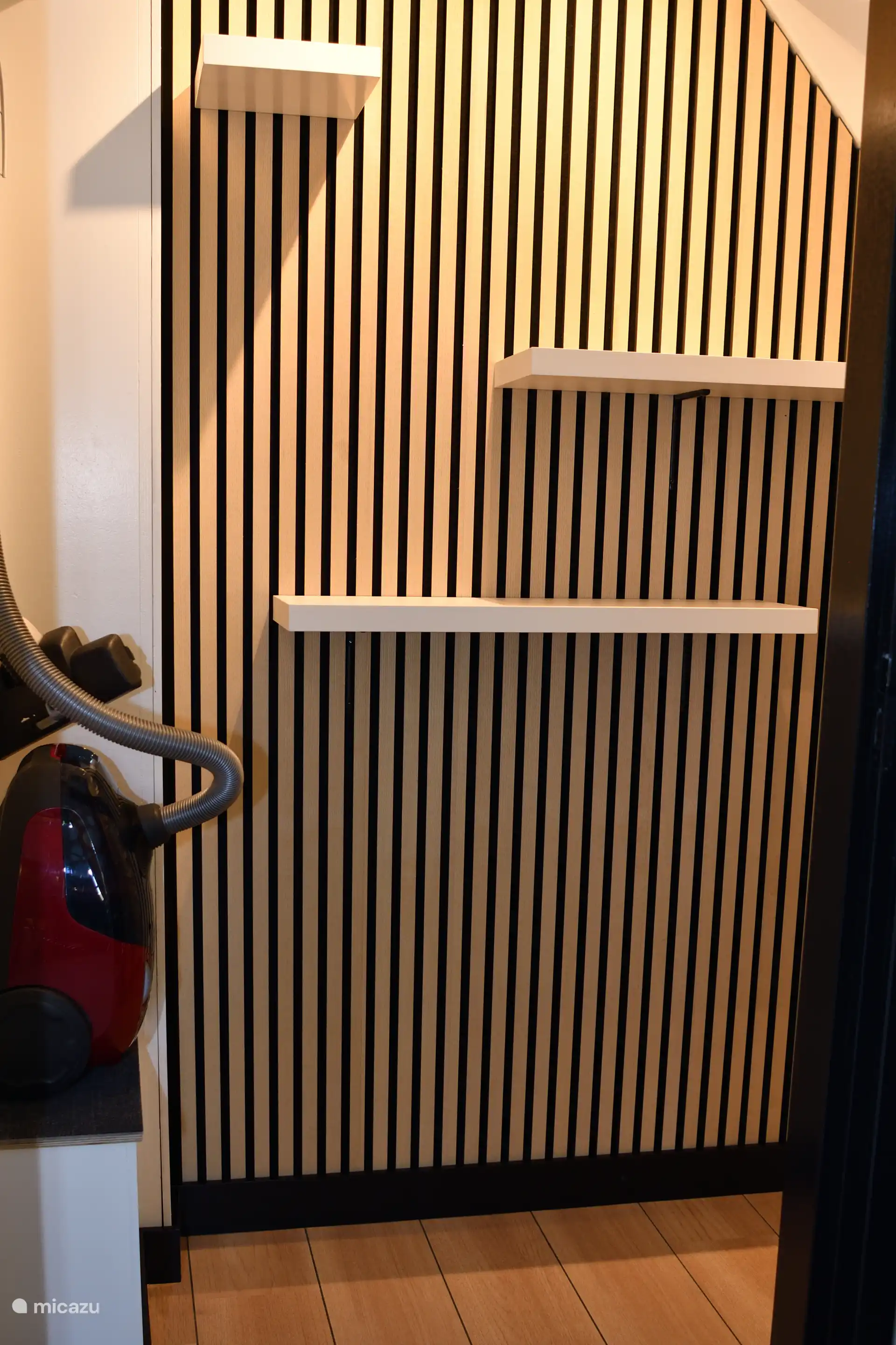 Grenzend aan de woonkamer is een ruime bergkast
