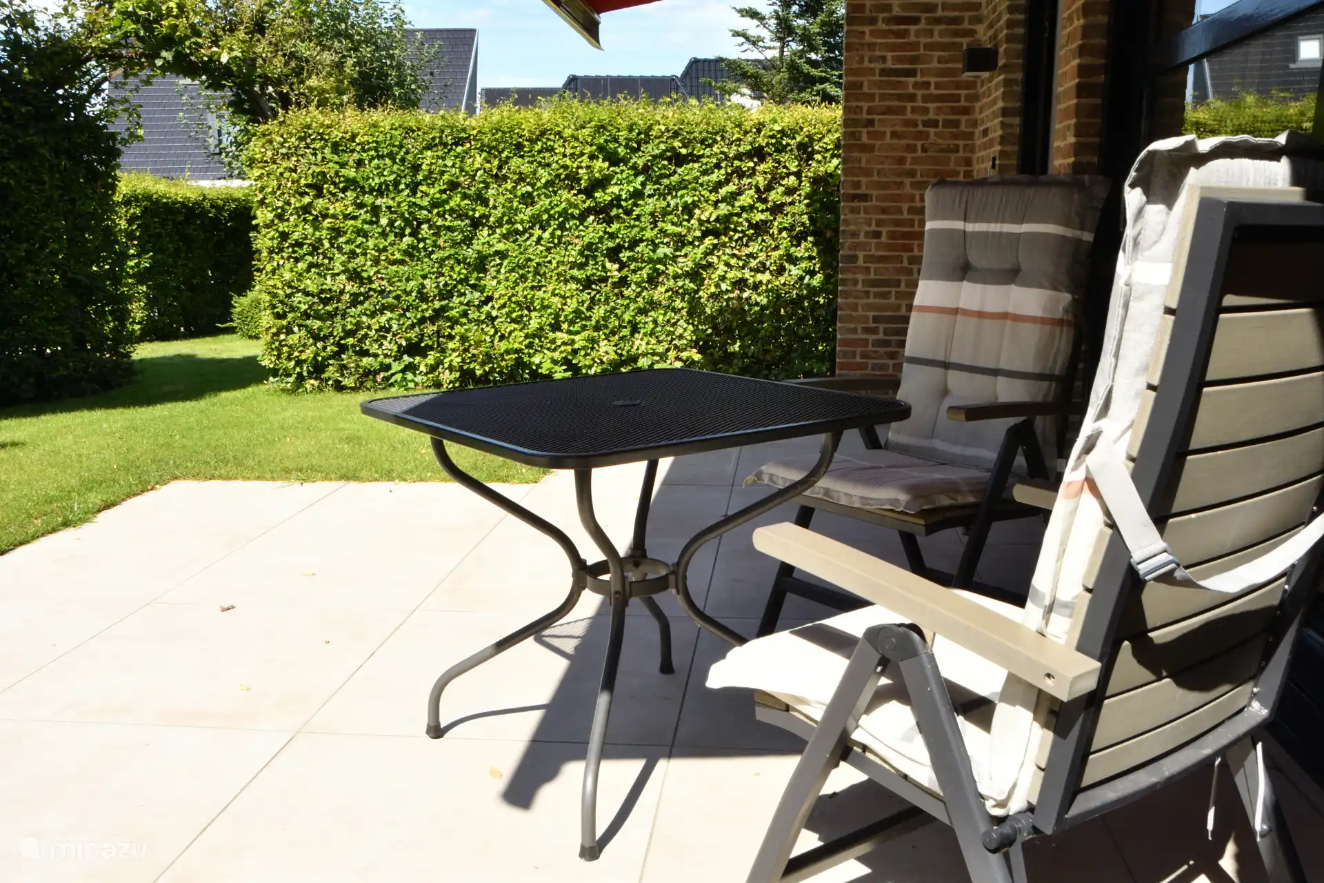 Terras met doorzicht naar de tuin van de verhuurder