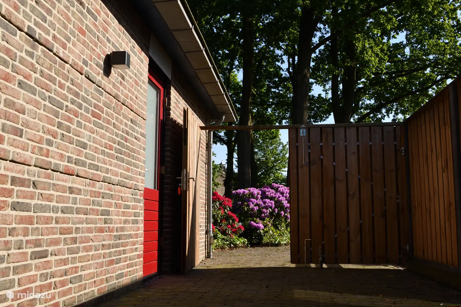 Zicht op de eigen entree, ,met afsluitbare poort en de toegang naar de fietsenberging, (rede deur)