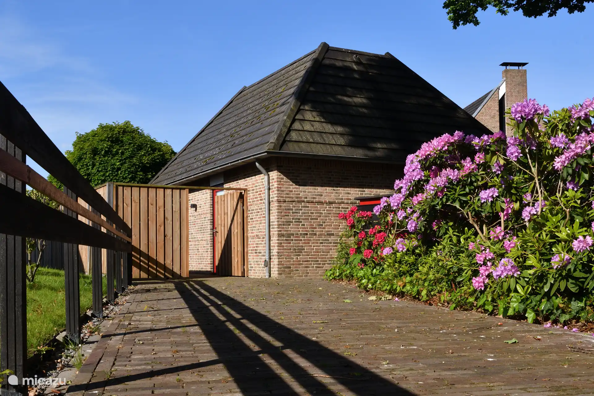 De woning heeft een eigen entree, die goed afsluitbaar is met een poort.