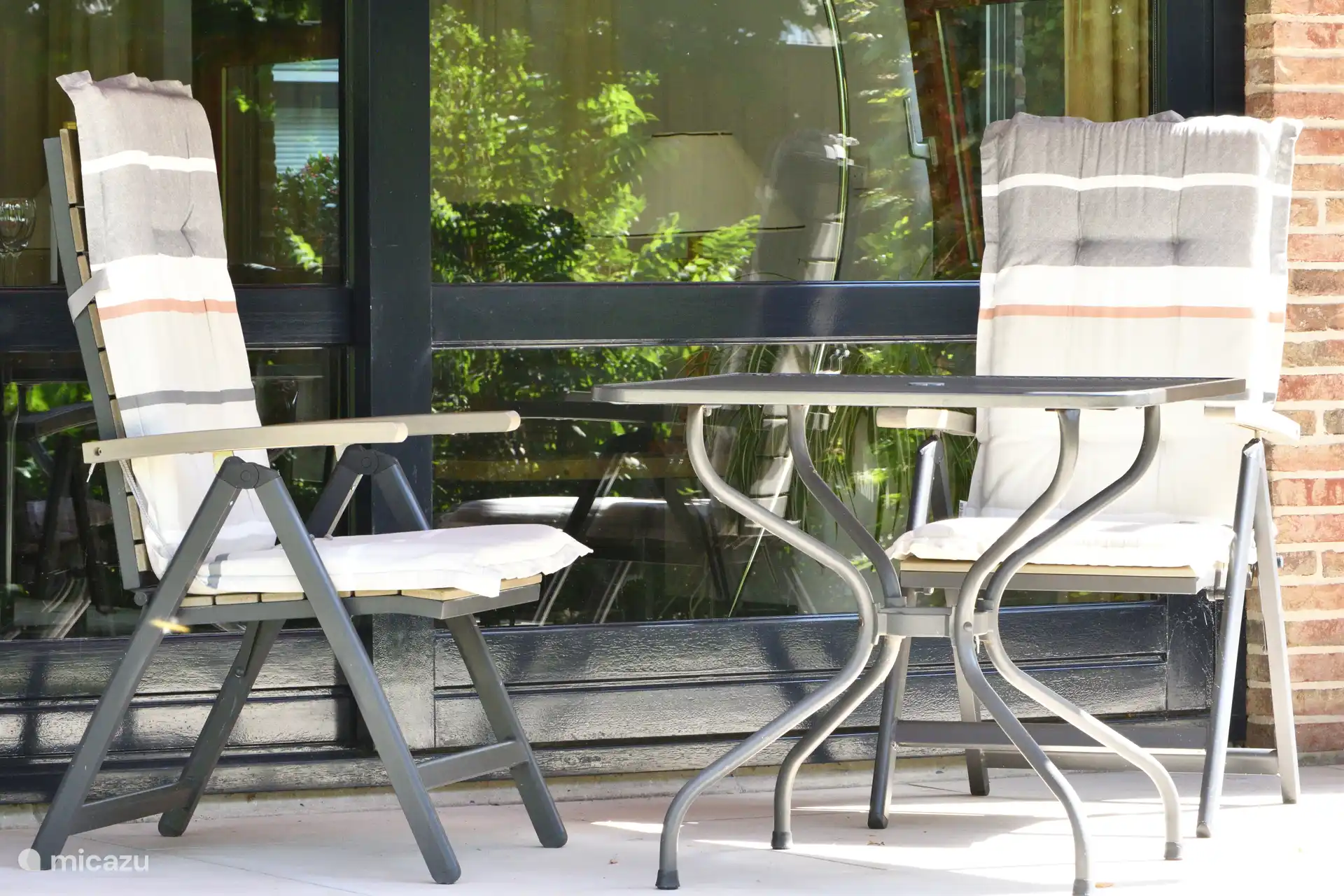 Het terras kan vanuit de woonkamer bereikt worden met een brede hef-schuifdeur