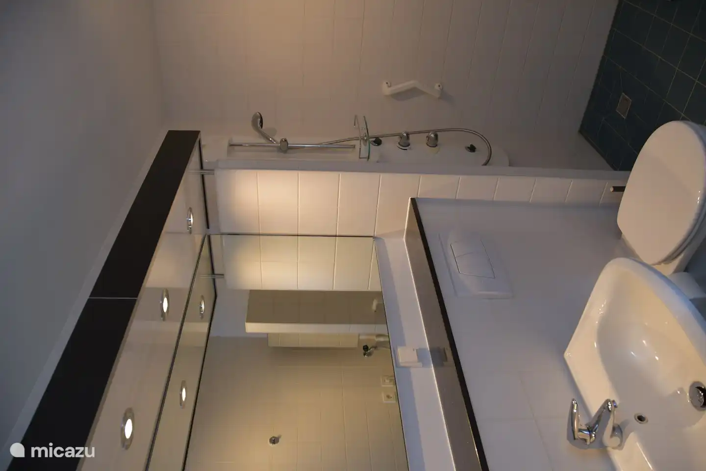 Salle de bain avec lavabo, WC, douche et machine à laver