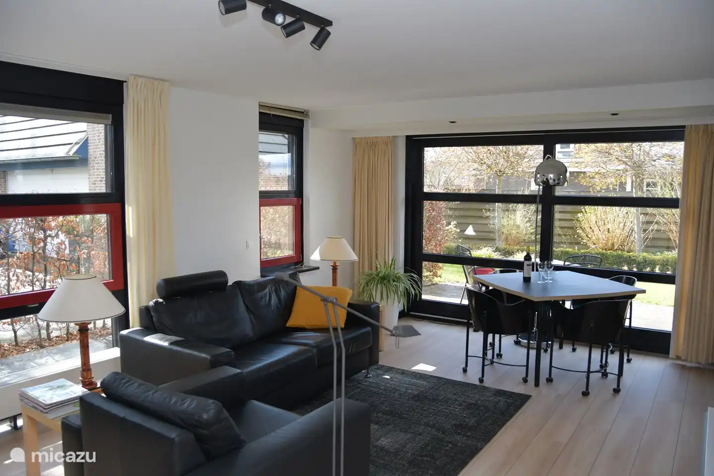 Salon avec vue sur la terrasse