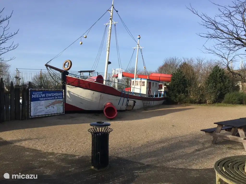 Spielboot in der Mitte