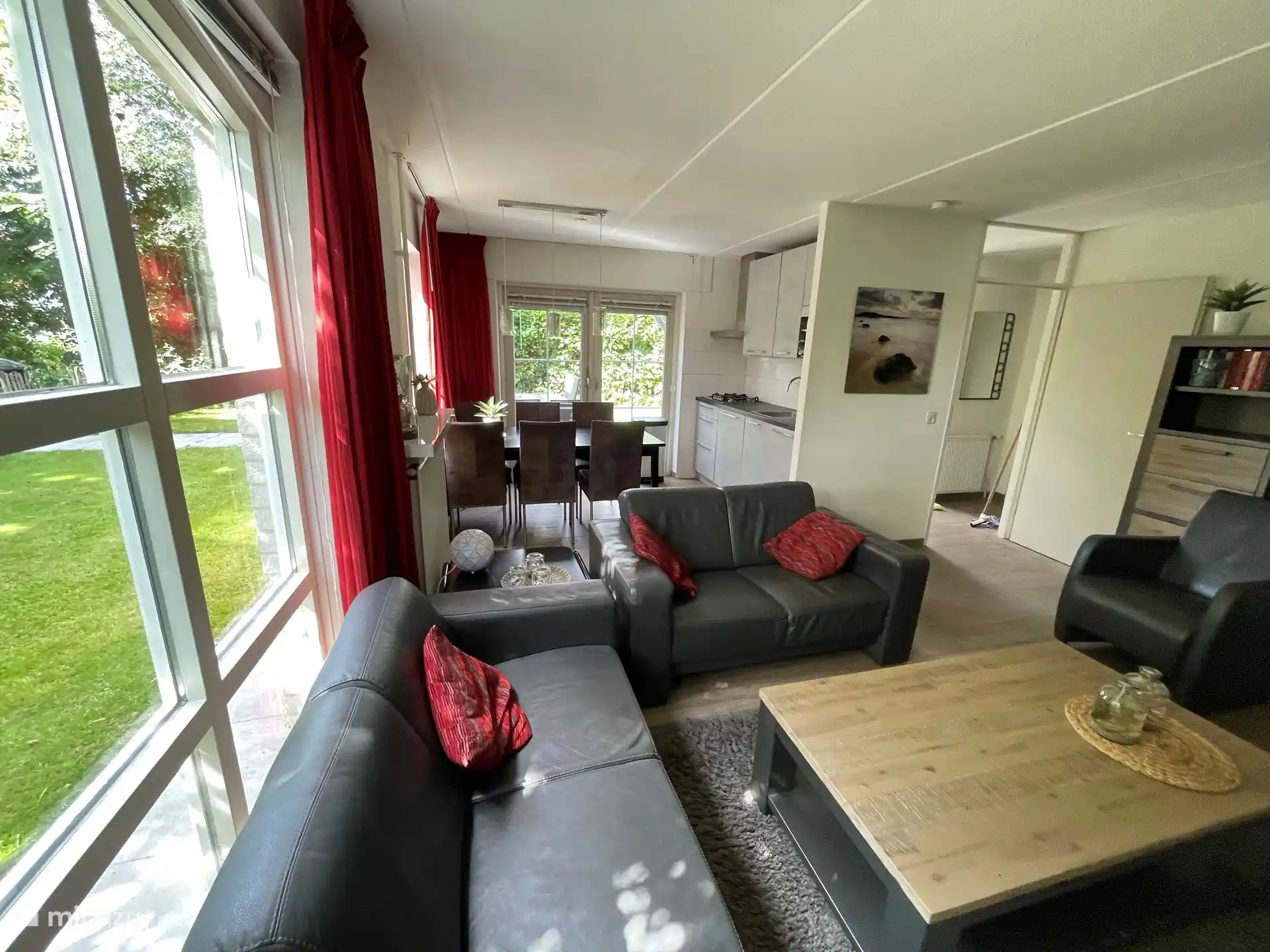 Esstisch mit 6 Stühlen, neben der Küche