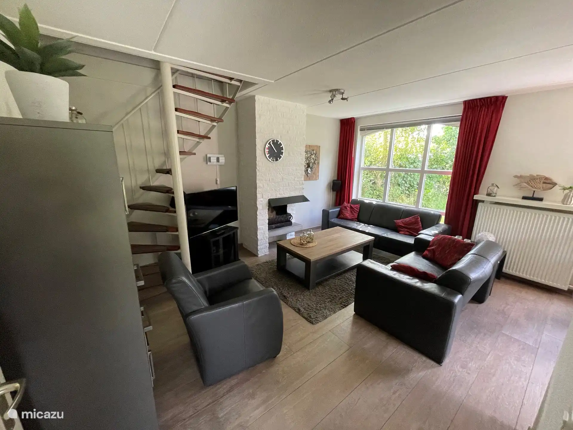 Wohnzimmer mit Blick auf den Garten