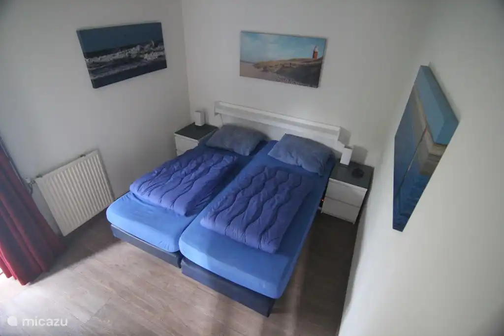 Schlafzimmer im Erdgeschoss mit zwei Boxspringbetten
