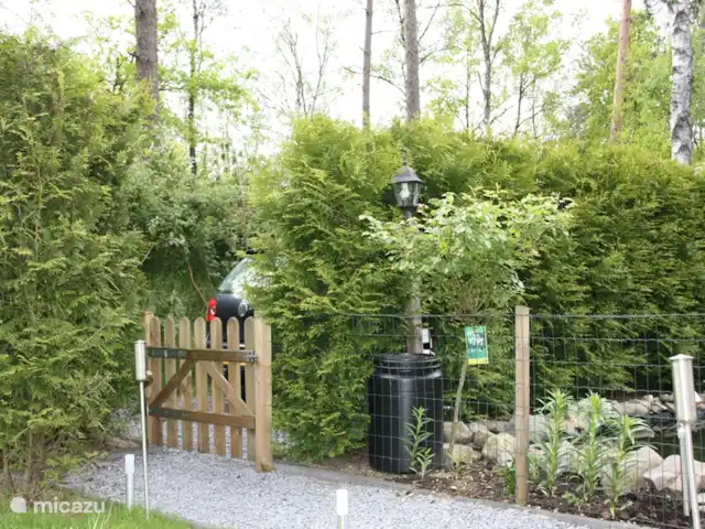 Bungalow en bordure de forêt 8 avec 2 vélos électriques | Pays-Bas, Gueldre, Hoenderloo - bungalow Place de parking privée au chalet.