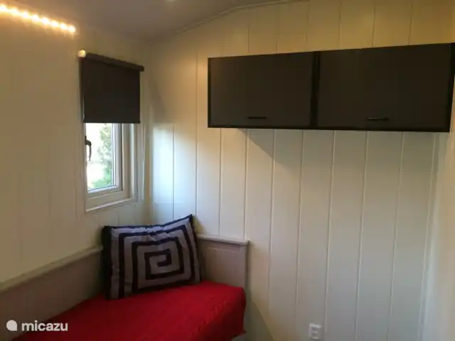 Bungalow en bordure de forêt 8 avec 2 vélos électriques | Pays-Bas, Gueldre, Hoenderloo - bungalow La deuxième chambre a un lit gigogne double. Il y a un lit de camp et une piscine pour enfants disponibles. Lorsque le lit n'est pas étendu, il y a de la place pour le lit de camp.