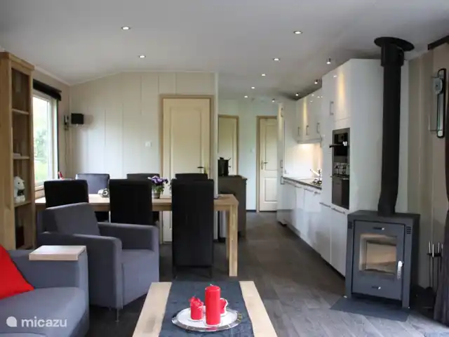 Bungalow en bordure de forêt 8 avec 2 vélos électriques | Pays-Bas, Gueldre, Hoenderloo - bungalow Salon spacieux.