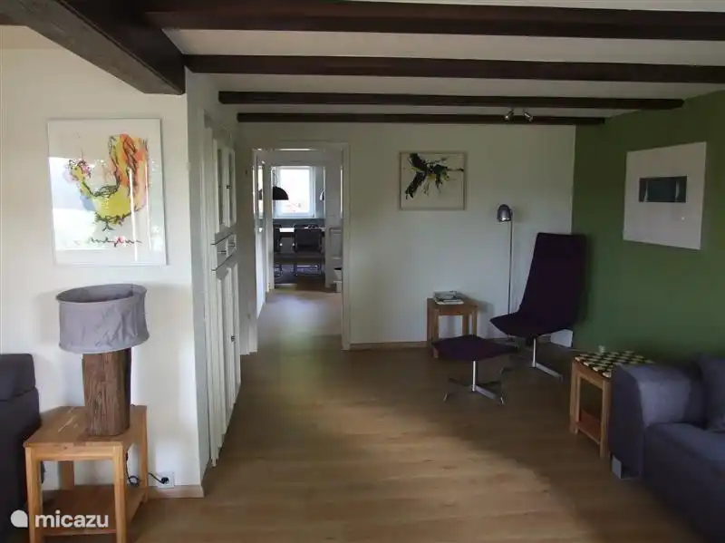 Blick aus dem Wohnzimmer durch die Küche in den Speisesaal. Überall im Haus hängen Originalkunstwerken.