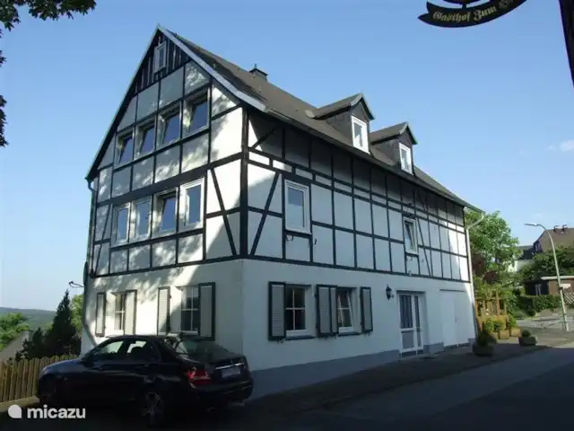 vakantiehuis huren in Duitsland, Sauerland, Warstein – Stadtgraben24 Het traditionele vakwerkhuis is gebouwd boven op een berg.