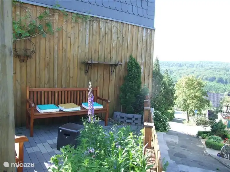 Sehen Sie in der schönen und sonnigen Innenhof mit Blick über das Tal