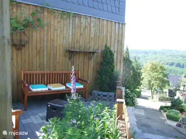 vakantiehuis huren in Duitsland, Sauerland, Warstein – Stadtgraben24 Blik op het gezellige en zonnige erf met uitzicht over het dal.