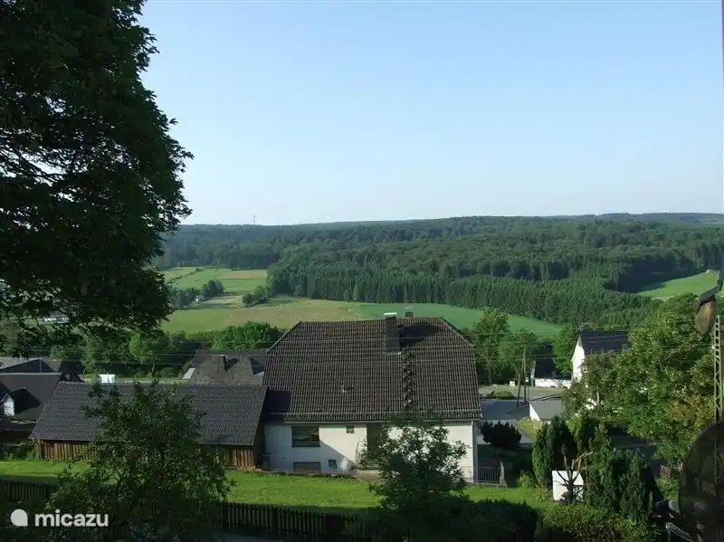Vom Haus aus hat man einen Blick über das Tal mit dem Arnsberger Wald.