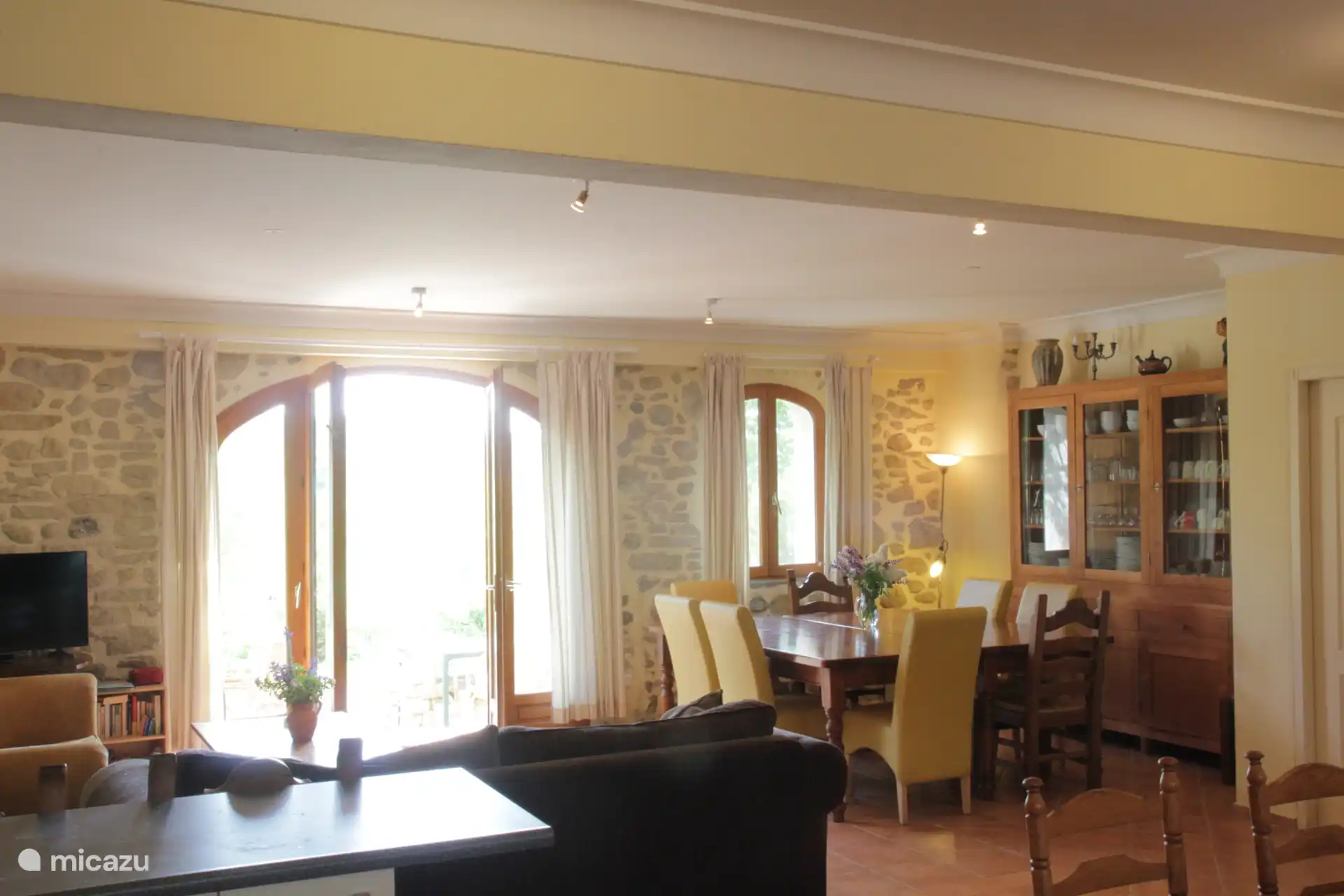 Das Wohnzimmer mit Zugang zur Terrasse