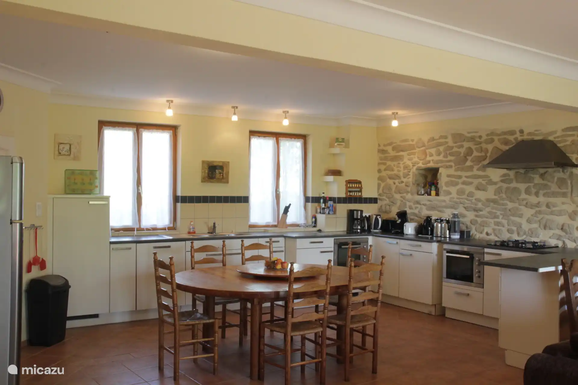 Die große Küche (zwei Kochplatten, zwei Backöfen, zwei Kühlschränke)