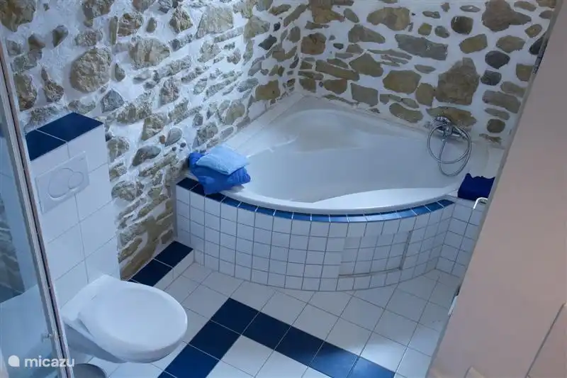 Ein Badezimmer mit einer besonderen Atmosphäre