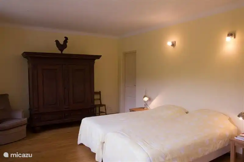 Ein Schlafzimmer mit Doppelbett