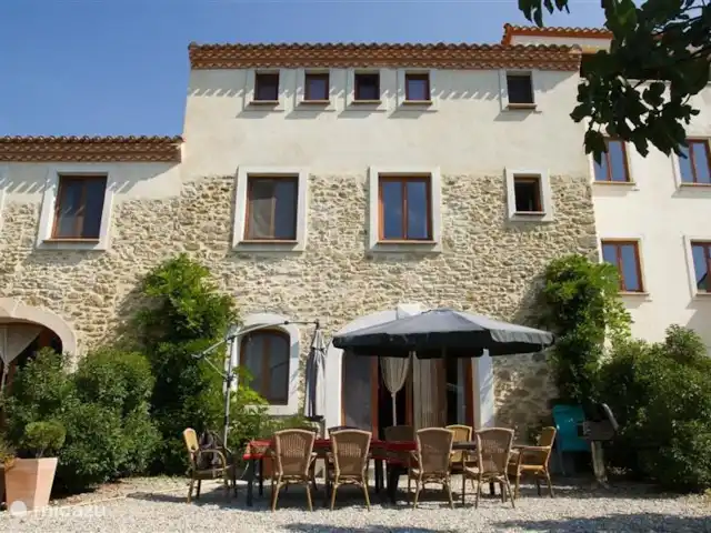 Domaine La Flotte - Syrah en Francia, Aude, Sonnac-sur-l'Hers - casa vacacional La casa Syrah tiene una gran terraza, protegida por setos y plantas.