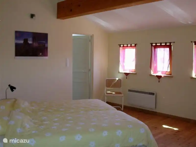 Eines der vier Schlafzimmer mit anliegendem Badezimmer