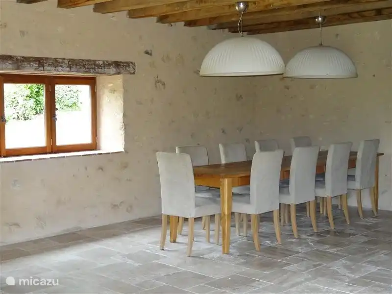 Der Essbereich mit großem Esstisch für ein leckeres Frühstück mit frischen Croissants oder warme Mahlzeit mit einem guten Glas Wein Französisch