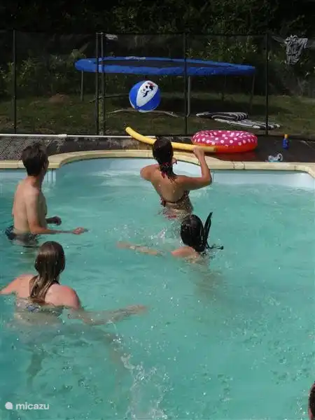 Schwimmbad von 8x4 bietet Platz für eine gemütliche Ball-Spiel, schwimmen ein paar Runden zu schwimmen oder einfach ...