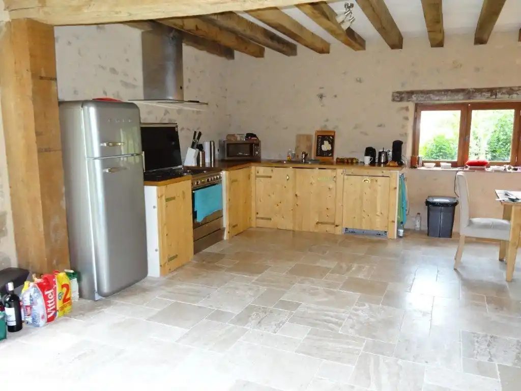 Le Marronnier - geräumige Küche mit Kühlschrank, 5 Gasflammen und Backofen, Geschirrspüler