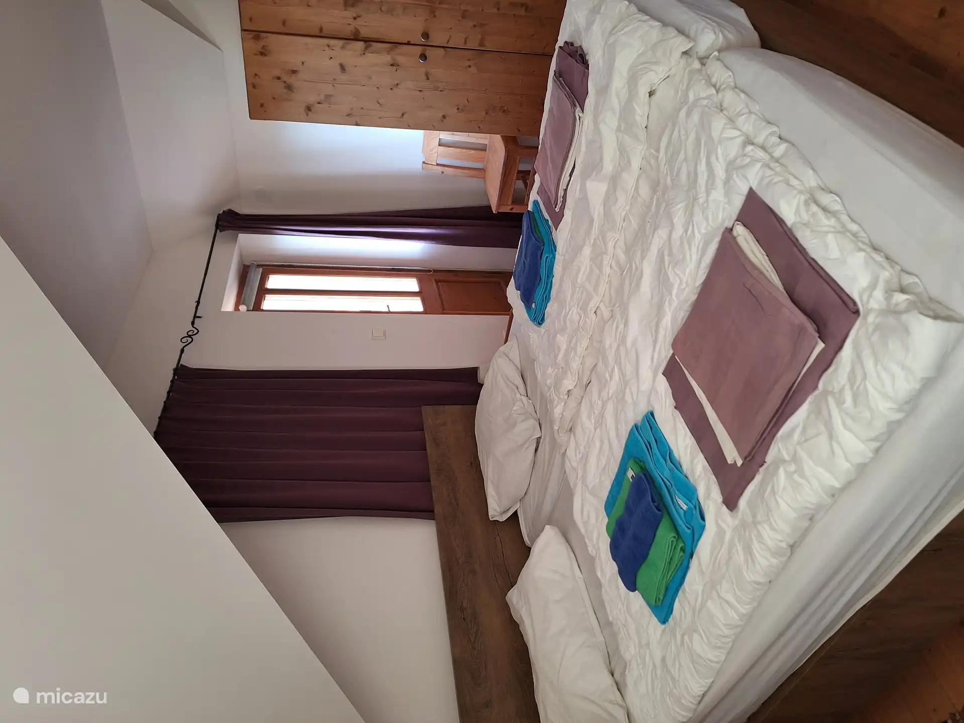 La habitación morada con balcón